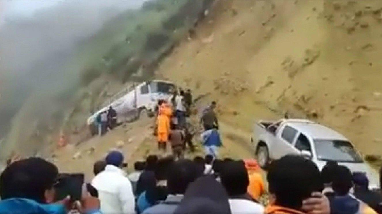 La Libertad: Mira la arriesgada acción que realiza chofer de camión cisterna (VIDEO)