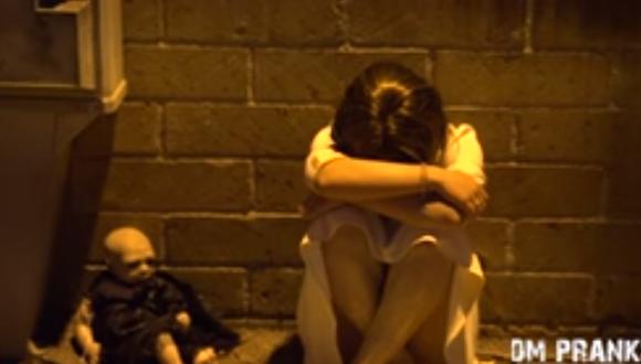 Intentan ayudar a niña que llora pero se llevan tremendo susto (VIDEO)
