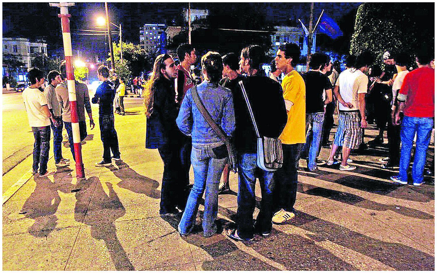 ​'Toque de queda' para jóvenes no impediría que hijos salgan de casa