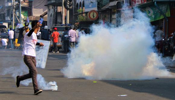 Un manifestante huye de los gases lacrimógenos disparados por las fuerzas de seguridad en un intento de dispersar a las personas que participaban en una manifestación contra el golpe militar, en Dawei, capital de la región de Tanintharyi. (Cortesía / DAWEI WATCH / AFP)