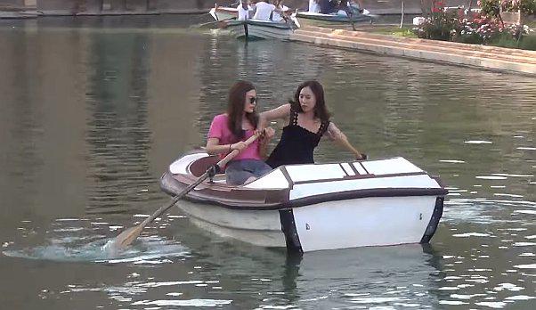 YouTube: el ridículo de dos turistas atrapadas en un lago sin saber remar (VIDEO)
