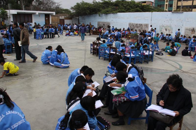 Escolares del "Argentino" siguen estudiando al aire libre