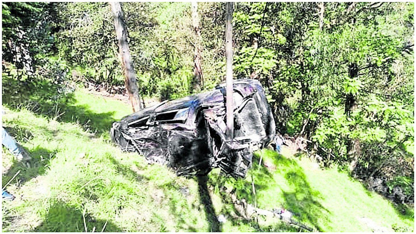 Cuatro pasajeros mueren al caer miniván a un abismo  