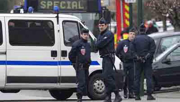 Francia: Toma rehenes y amenaza con explosivos