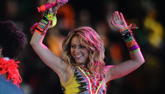 Shakira cautiva a sus fans surfeando sobre una ola artificial. (Foto: AFP/Jewel Samad)
