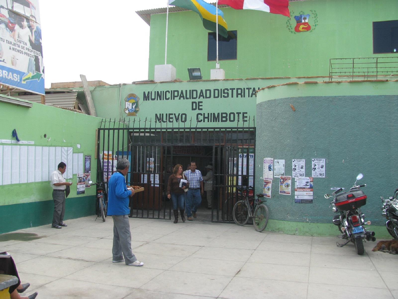 Trabajadores impagos queman basura y toman la comuna de Nuevo Chimbote      