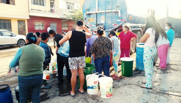 Ciudadanos pugnaron por recibir un poco de agua de las cisternas que envió la EPS. (Foto: GEC)