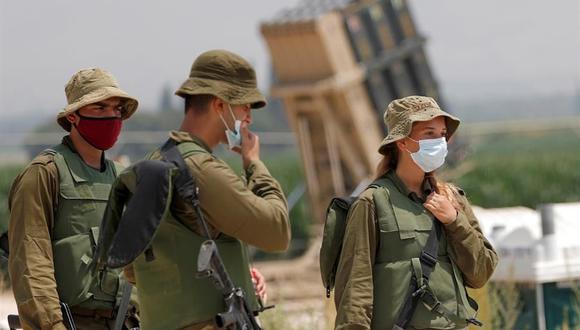 IMAGEN REFERENCIAL | Soldados israelíes hacen guardia junto a un sistema de defensa de misiles en el valle de Hula, en el norte de Israel, cerca de la frontera con el Líbano y Siria. (EFE / EPA / ATEF SAFADI).
