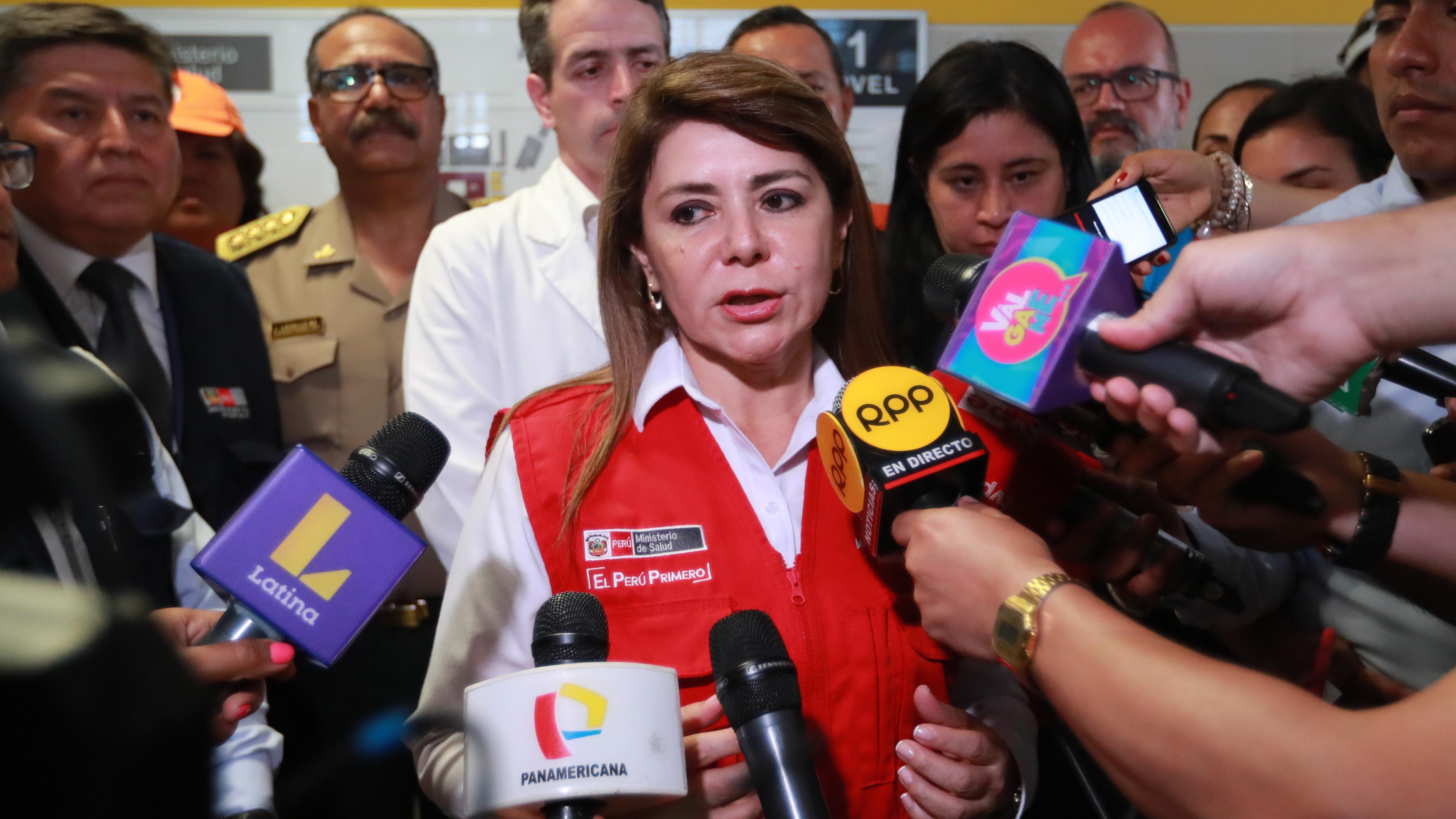 LIMA 23 DE ENERO DEL 2020.
Un camión cisterna que transportaba gas licuado de petróleo (GLP) se accidentó esta mañana en el cruce de las avenidas Edilberto Ramos (Mariano Pastor Sevilla) y Villa del Mar, en el distrito de Villa El Salvador, y causó un incendio que alcanzó a decenas de inmuebles. Dos personas murieron a consecuencia del siniestro.
Los heridos fueron trasladados al Hospital de Emergencia de Villa El Salvador.
FOTO: LINO CHIPANA OBREGÓN