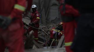 Más de 40 horas trabajan los bomberos en el rescate de albañil atrapado desde el sábado tras derrumbe