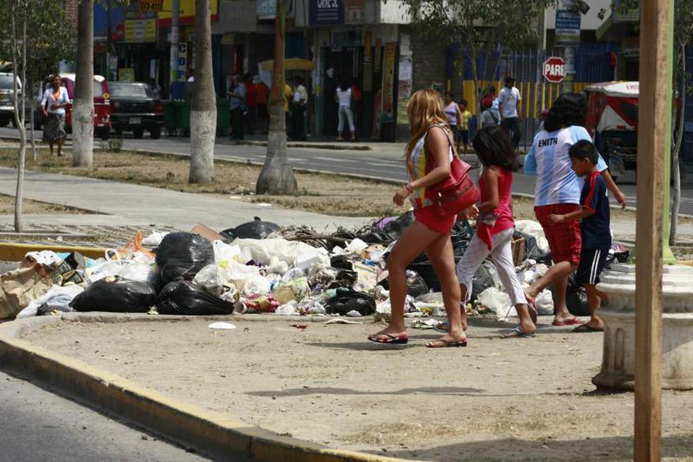 Cerros de basura invaden diversas calles de Comas 