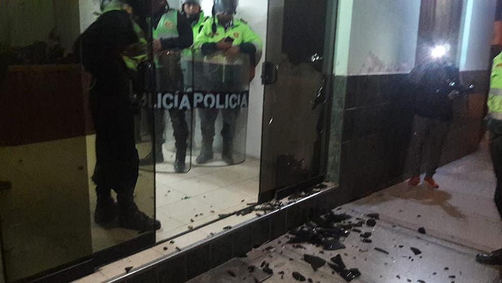 ​Turba ataca con bomba comisaría de Matarani (FOTOS)