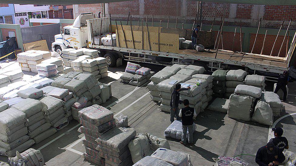 Policías de Moquegua recuperan $50 mil en ropa de contrabando (FOTOS)