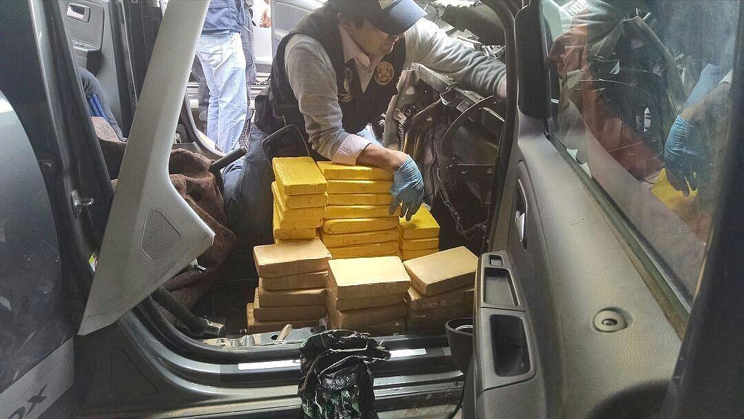 Más de 70 kilos de droga estaban escondidos en automóvil