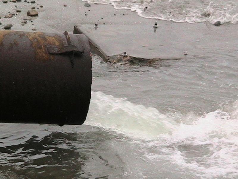 Colapsa el pozo séptico comunal