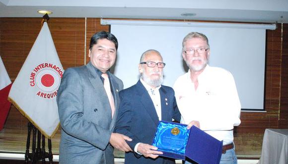 Club Internacional e IPD rinden homenaje a campeón mundial Hugo Delgado