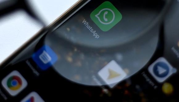 (ARCHIVO) El logotipo de WhatsApp Messenger aparece en la pantalla de un teléfono en Moscú el 26 de agosto de 2021. (Foto: Kirill KUDRYAVTSEV / AFP)