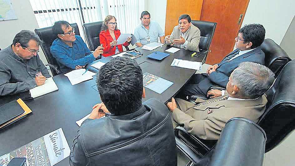Autoridades apoyan examen en la UNICA