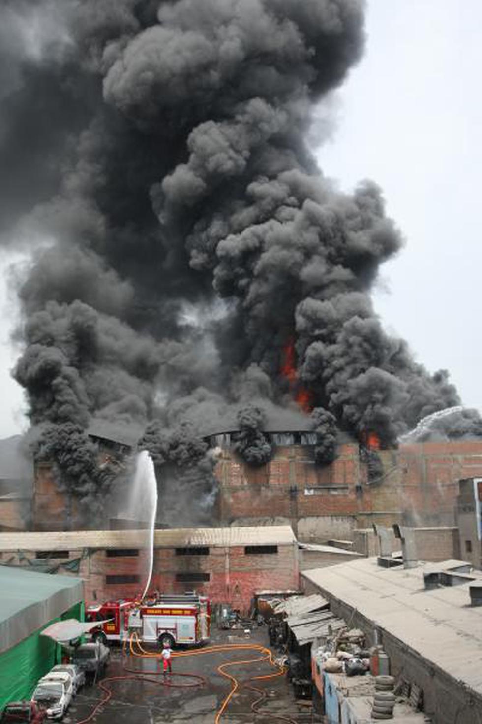 FOTOS: Bomberos lucharon por más cinco horas contra incendio de La Victoria