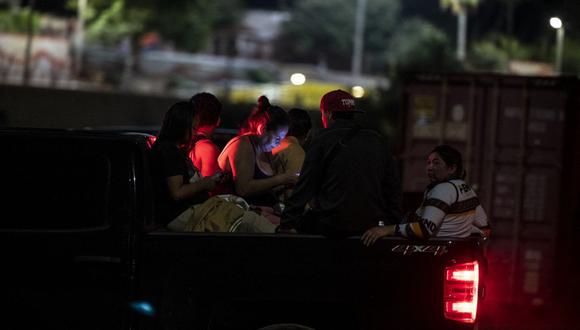 La Patrulla Fronteriza de EE. UU. traslada a los migrantes en la parte trasera de una camioneta cuando son detenidos por las tropas de la Patrulla Fronteriza y la Guardia Nacional de EE. UU. en Eagle Pass, Texas, el 30 de junio de 2022. - (Foto de CHANDAN KHANNA / AFP)