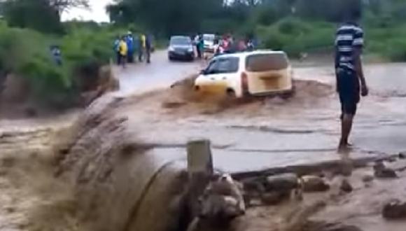 ​YouTube: Conductor de auto se salva tras caer por catarata