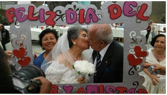 San Valentín: pareja con 53 años de casados reafirman sus votos (VIDEO)