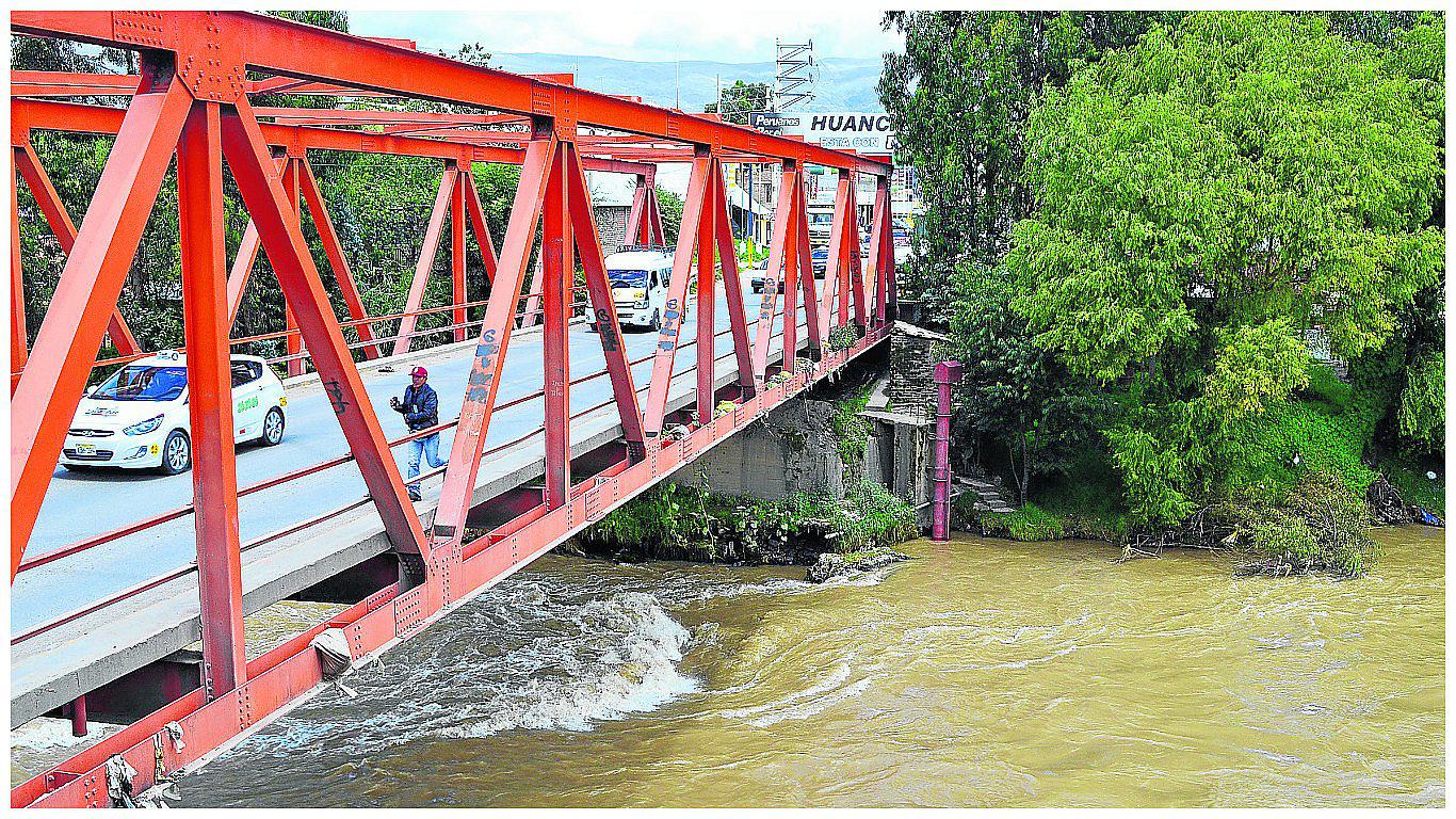 ​Puente de ingreso a Huancayo se podría venir abajo por debilitamiento de su estribo 