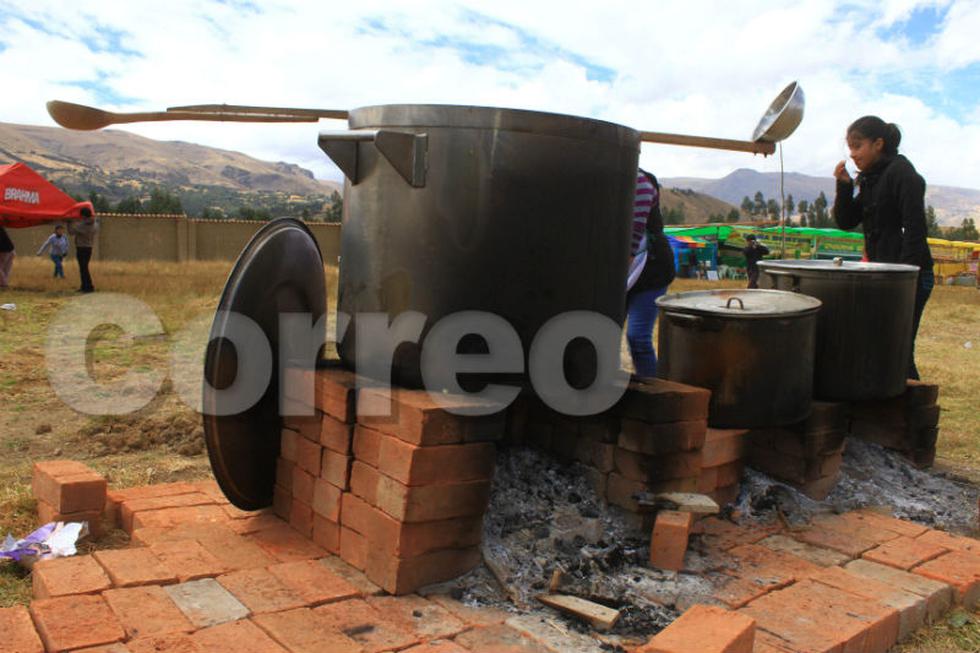 Dos mil platos de mondongo se sirvieron en Hualahoyo (FOTOS)