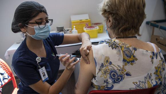 Chile, que ha aprobado las vacunas de Pfizer, AstraZeneca y Sinovac, tiene comprometidas más de 35 millones de dosis de diferentes laboratorios. (Foto: Martin BERNETTI / AFP)