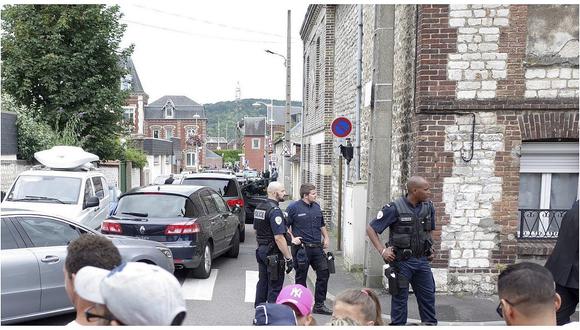 Francia: terroristas toman iglesia con cuchillos y degollan sacerdote (VIDEO)