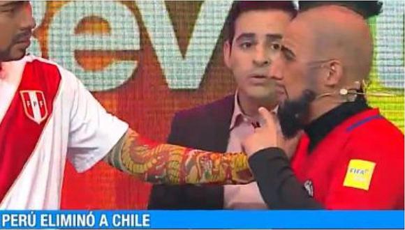 “Paolo Guerrero” humilló a “Arturo Vidal” en parodia de TV boliviana (VIDEO)