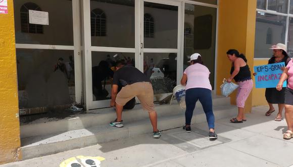 Familias llegaron con baldes llenos de agua sucia y las vaciaron en las puertas de la Municipalidad de Sullana