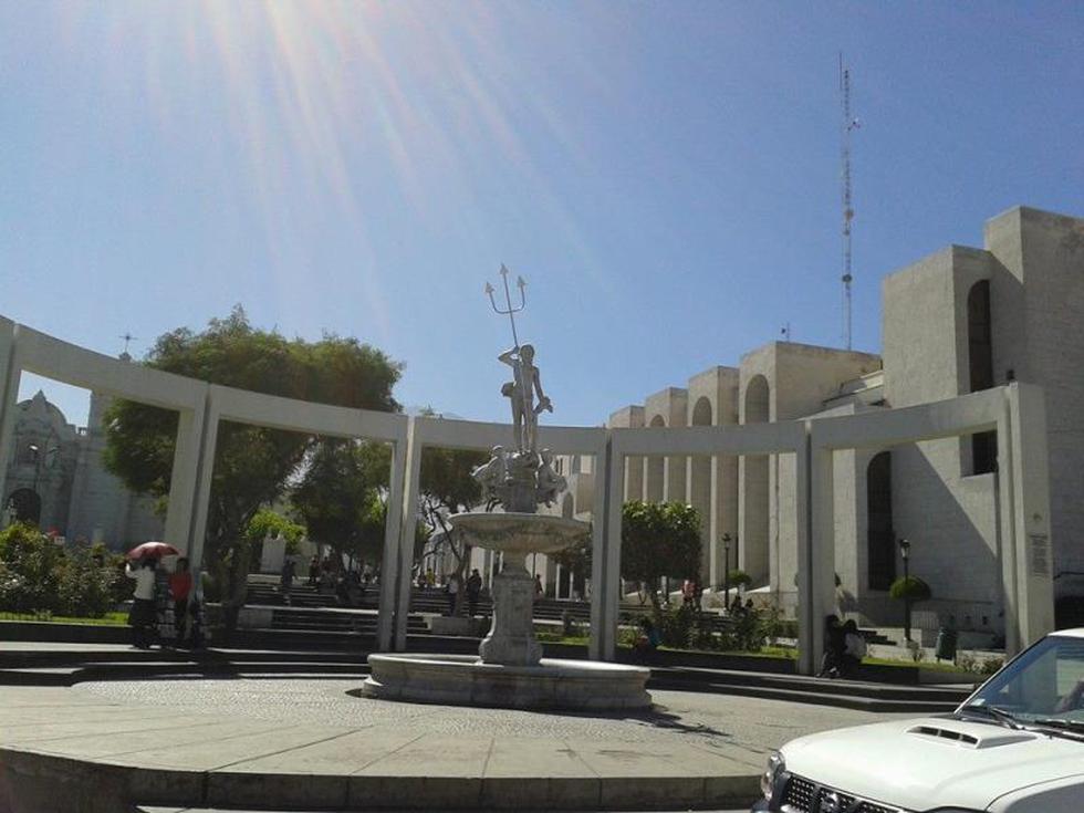 Restauran escultura de Neptuno en Plaza España