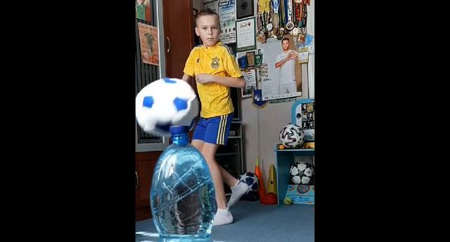 Niño destapa una botella con una pelota y causa sensación. (Captura: YouTube)