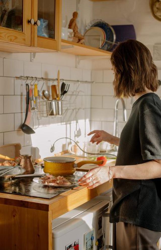 Para hacer una limpieza profunda de tu cocina tienes que tirar una serie de objetos que no aportan mucho y solo ocupan espacio. (Foto: Charlotte May | Pexels)