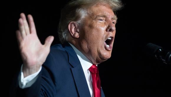 El presidente de los Estados Unidos, Donald Trump, realiza un mitin Make America Great Again mientras hace campaña en el Aeropuerto Internacional Orlando Sanford en Sanford, Florida, el 12 de octubre de 2020. (Foto de SAUL LOEB / AFP)