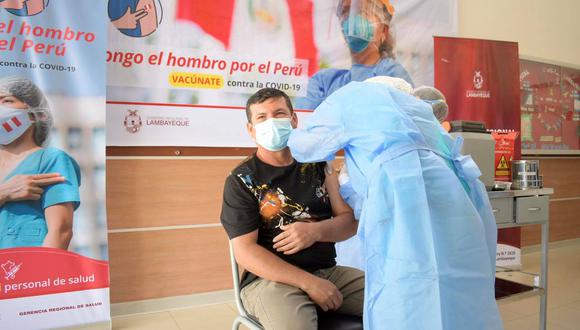 Dando el ejemplo a los trabajadores, el director del Hospital Las Mercedes, el doctor Elmer Delgado Senmache, fue la primera persona en  vacunarse contra el COVID-19 en toda la región (Geresa Lambayeque)