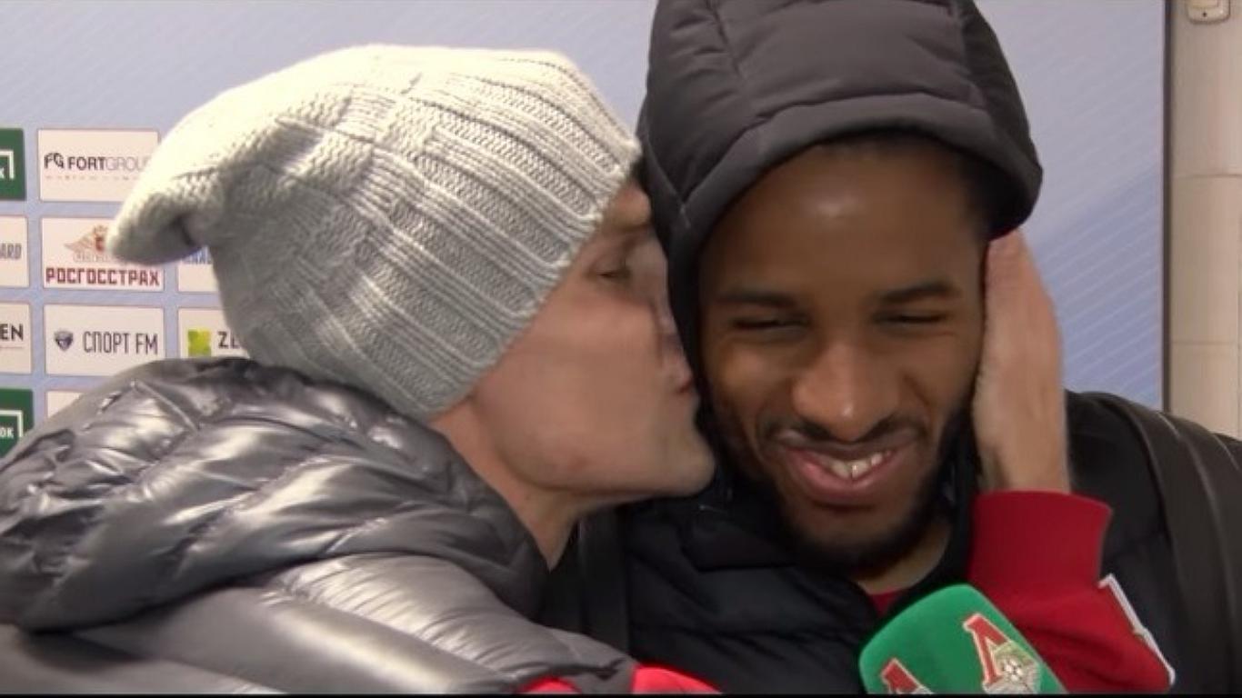  Jugador del Lokomotiv besa y llama ídolo a Farfán (VIDEO) 