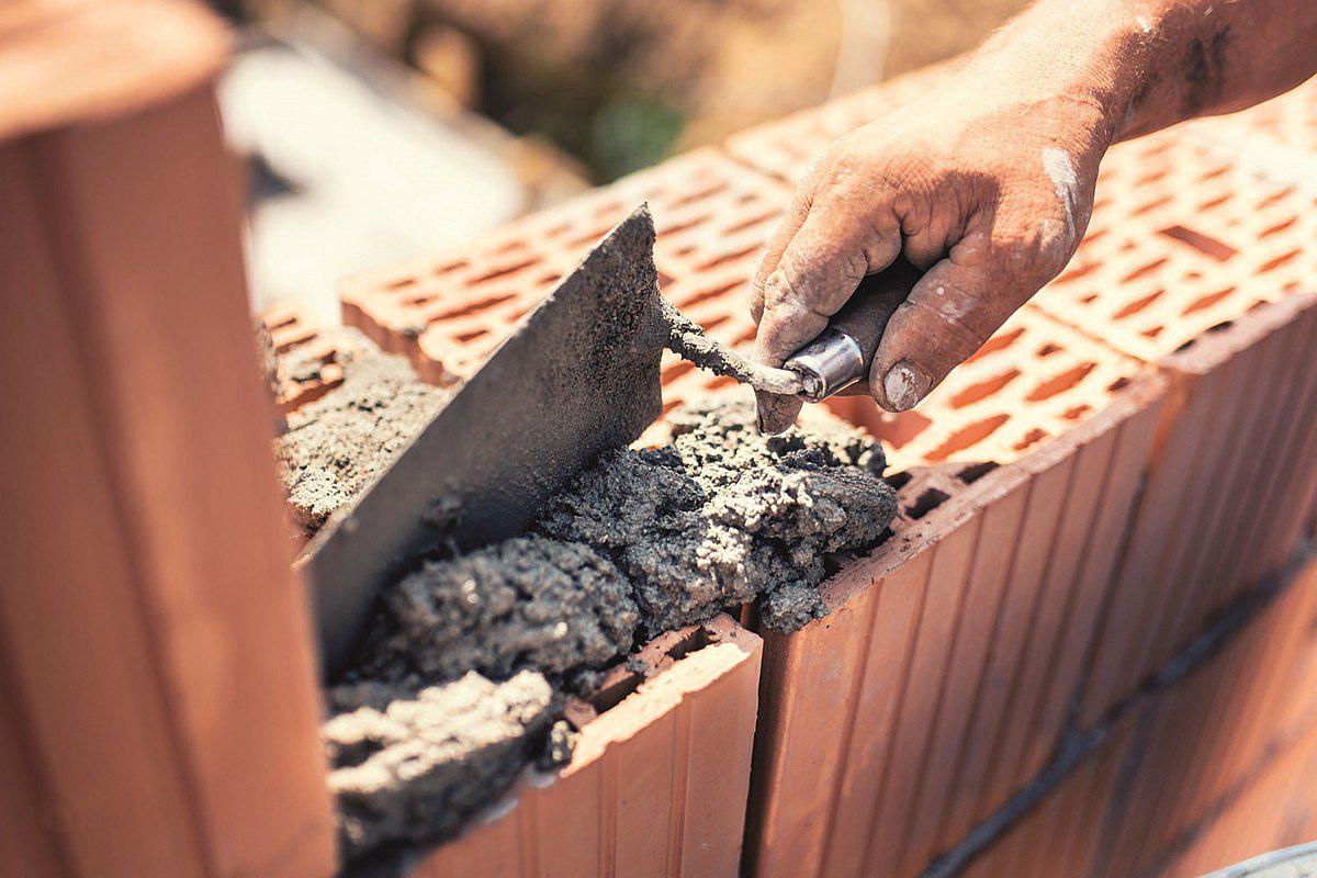 Cortadora eléctrica cercena genitales de albañil que se distrajo con su celular