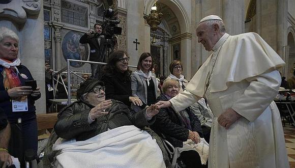 Papa Francisco causa asombro al retirar la mano para que fieles no besen su anillo (VIDEO)