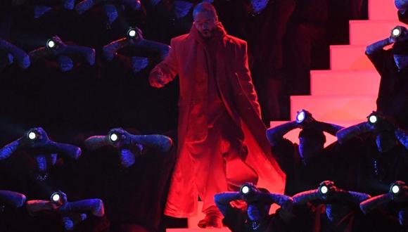 J Balvin interpretó dos canciones durante su presentación en la ceremonia de entrega de los Grammy 2022. (Foto: AFP/ Valerie Macon)