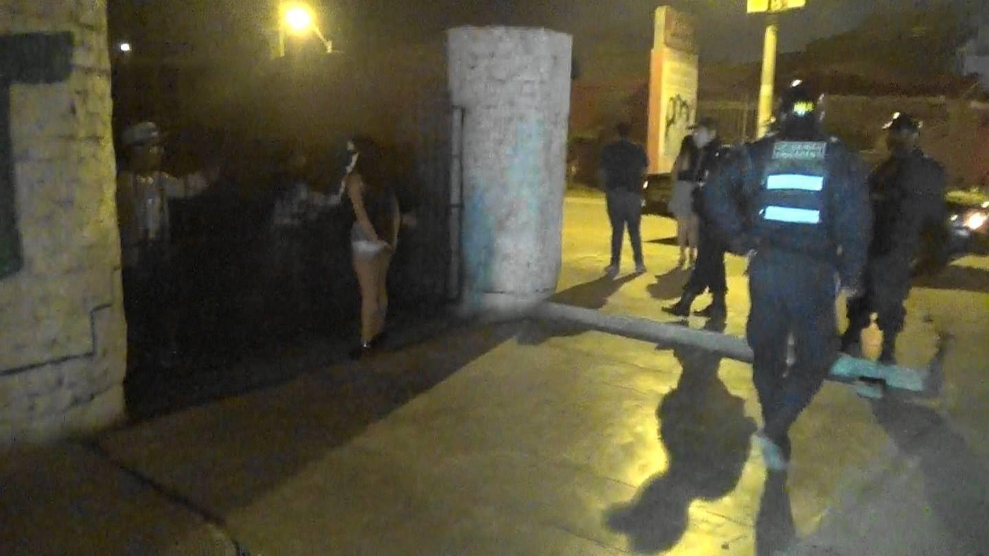 Nuevo Chimbote: Hallan a decenas de menores en "fiesta semáforo" (VIDEO)