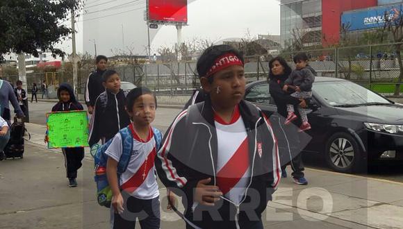 Escolares asisten a sus clases vistiendo la Blanquirroja para alentar a Perú (VIDEO)