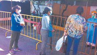 Pacientes son atendidos en el exterior del Centro de Salud de ASA