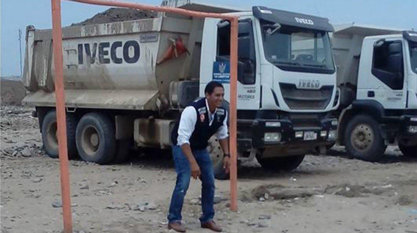 Gobernador Luis Valdez se cuadra bajo los tres maderos y mira lo que hace (VIDEO)