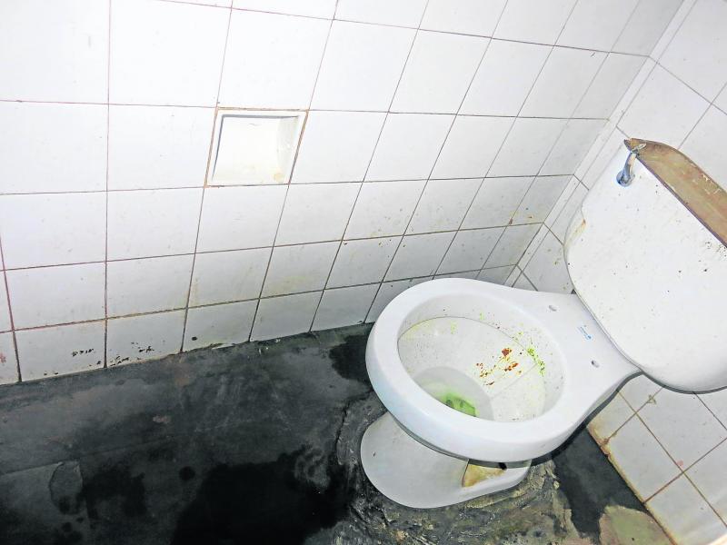 Baños oscuros y sucios en centro de salud 