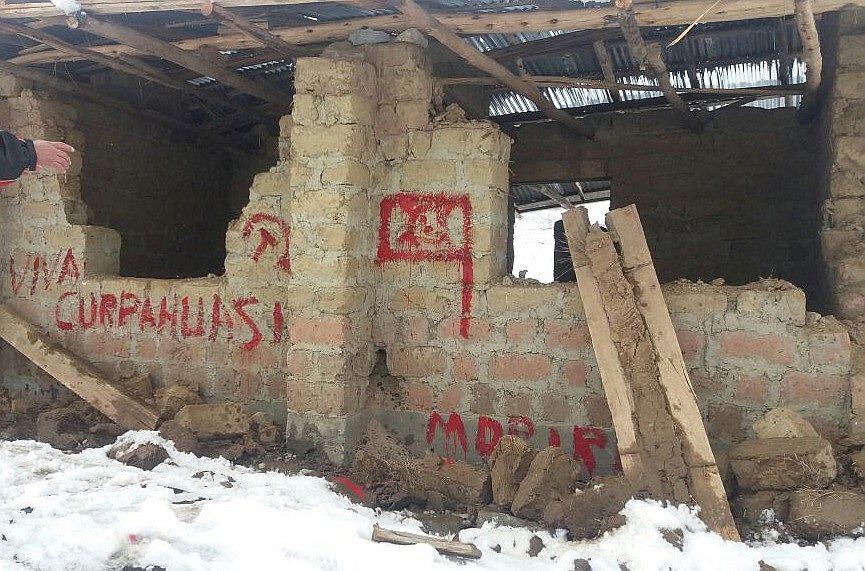 Lanzan petardos contra local comunal y realizan pintas con hoz y martillo