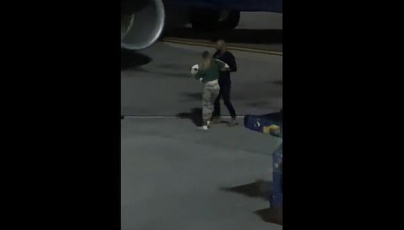 Oficiales del aeropuerto aseguraron que la mujer llevaba un boleto de avión. (Foto: Twitter Tezlyn Figaro)