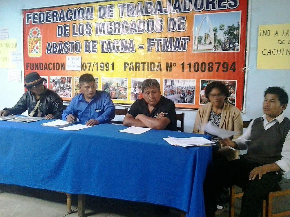 Comerciantes de mercado y "cachineros" se enfrentan por mercado Héroes del Cenepa