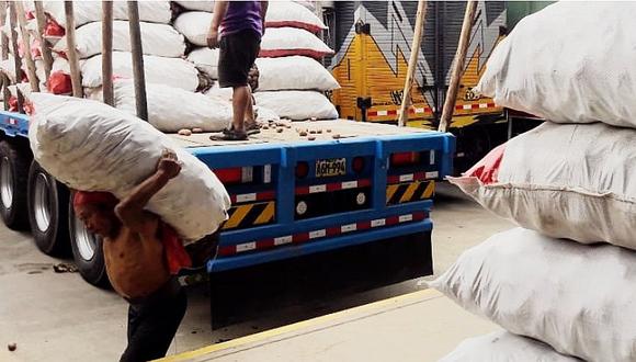 ​Estibadores y carretilleros reciben S/. 2 por cargar hasta 120 kilos de mercadería (FOTOS)